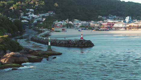 Vista-Aérea-De-Los-Faros-A-La-Entrada-Del-Canal-Barra-Da-Lagoa