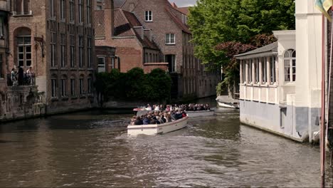 Barcos-De-Canal-Completamente-Cargados-De-Turistas-En-Brujas,-Bélgica