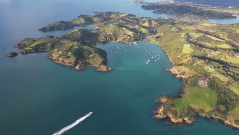 Océano-Y-Yates-En-La-Bahía-De-Matiatia,-Auckland,-Nueva-Zelanda---Toma-Aérea-De-Drones