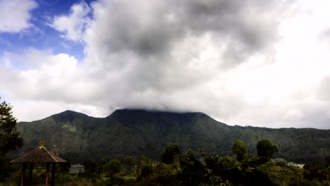 Amplio-ángulo-De-Visión-De-Las-Nubes-Rodando-Por-El-Monte-Abang-Con-Gente-Reunida-En-La-Cabaña