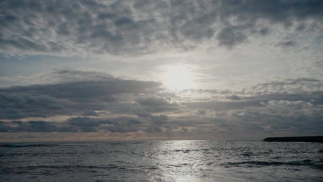 Sonnenuntergang-über-Dem-Meer-Bei-Ovar,-Portugal-Mit-Bewölktem-Himmel