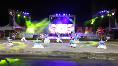 La-Danza-De-La-Tribu-Mandar-Realizada-En-La-Playa-De-Manakarra,-Mamuju,-Sulawesi-Occidental,-Indonesia_cámara-Lenta