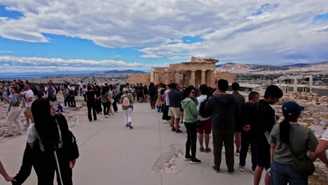 Monumento-De-Agripa-Pedestal-Lleno-De-Turistas-Internacionales-Acrópolis-Partenón-Atenas-Grecia