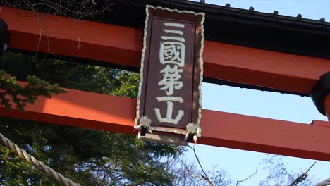 Torii-Berg-Fuji-Im-Arakurayama-Sengen-Park,-Japan