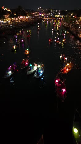 Festival-De-Barcos-De-Linternas-De-Hoi-An,-Vietnam---Vista-Nocturna-De-Linternas-Coloridas,-Vertical