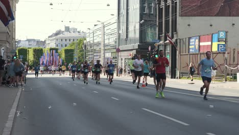 19.-Mai-2024,-Rimi-Riga-Marathon-Lettland:-Marathonläufer-Drängen-Sich-10-Km-Weit,-Vorderansicht