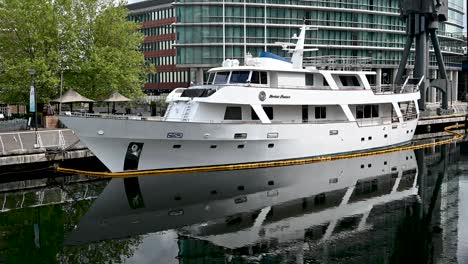 Absolutes-Vergnügen-Yacht-In-Canary-Wharf,-London,-Großbritannien