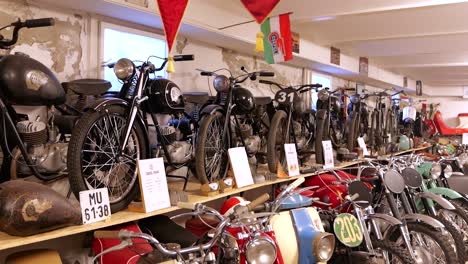 Motocicletas-Antiguas-Expuestas-En-El-Museo-Del-Motor-En-Soltvadkert,-Hungría