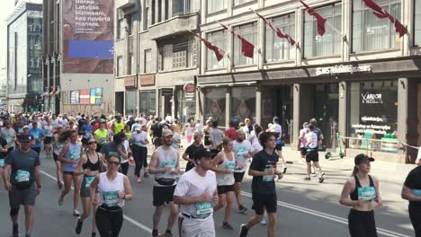 19-De-Mayo-De-2024,-Maratón-De-Rimi-Riga-Letonia:-Corredores-De-Maratón-Se-Agolpan-A-10-Km-De-Distancia-Vista-Frontal