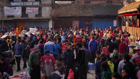 Erhöhte-Aufnahme-Von-Einem-Belebten-Markt-Auf-Einem-Stadtplatz,-Bhaktapur,-Kathmandutal,-Nepal