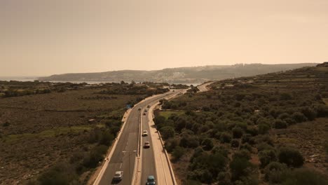 Toma-De-Inserción-De-Una-Carretera-Rápida-En-Malta,-Ramla-Bay