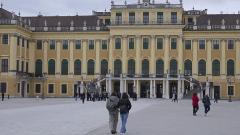 Schloss-Schönbrunn-In-Wien-An-Einem-Kalten,-Bewölkten-Nachmittag,-Mit-Touristen,-Die-Auf-Dem-Gelände-Umherwandern