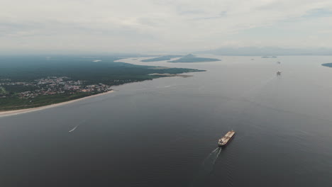 Luftbild-Der-Bucht-Von-Paranagua-Mit-Mehreren-Frachtschiffen,-Die-In-Richtung-Hafen-Segeln