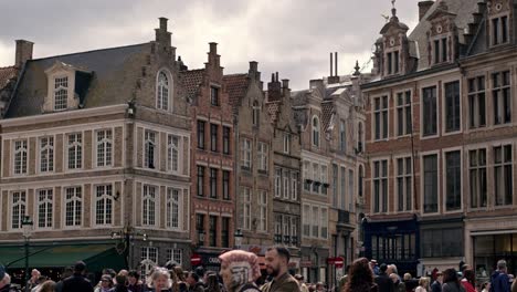 Crowded-Market-Square-With-Views-Of-Belgian-Architecture-In-Bruges,-Belgium