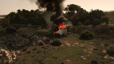 Toma-Estática-De-Un-Incendio-En-Una-Casa-En-Malta,-Ramla-Bay