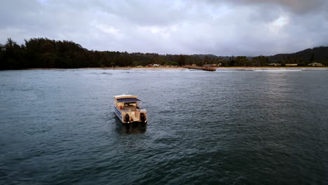 Zoomen-Sie-An-Einem-Bewölkten-Tag-über-Dem-Boot-In-Den-Hanalei-Bay-Pier