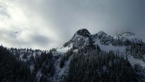 Atemberaubende-Schneebedeckte-Berggipfel-Mit-Schneebedeckten-Bäumen