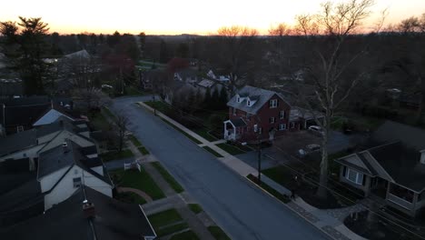 Aerial-approaching-shot-of-housing-area-in-suburbia-of-USA