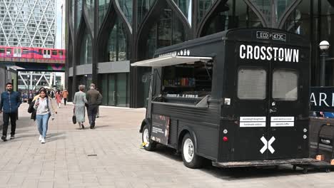 ¿Te-Gustaría-Comprar-Algo-De-Comida-O-Tomar-Un-Café?-Crosstown,-Canary-Wharf,-Londres,-Reino-Unido