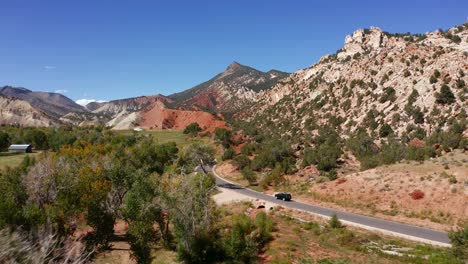 Utah-Camión-Conduciendo-Montaña-Disparo-De-Dron-Revelar