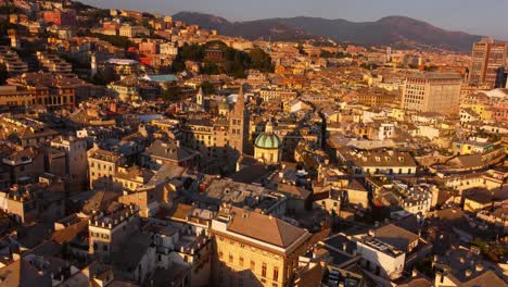 Goldener-Sonnenuntergang-über-Der-Altstadt-Von-Genua,-Aufgenommen-Von-Einer-Drohne