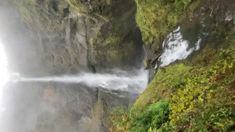 Erkundung-Des-Wasserfalls-Mitten-Im-Wald