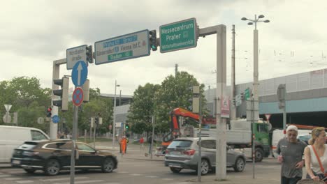 Straßenansicht-Der-Geschäftigen-Leopoldstadt-Wien