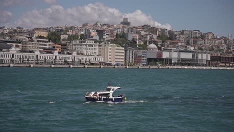 Barcos,-Ferries,-Barcos,-Edificios-Históricos-En-El-Bósforo,-Estanbul,-Turkiye