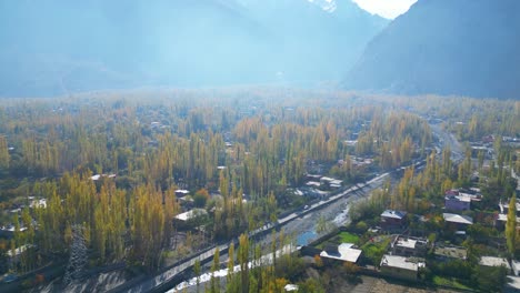 Ciudad-De-Skardu-Otoño-Seguimiento-Aéreo-Adelante