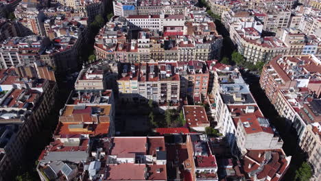 Vista-Aérea-De-Las-Arquitecturas-Tradicionales-De-La-Ciudad-De-Barcelona-En-España.