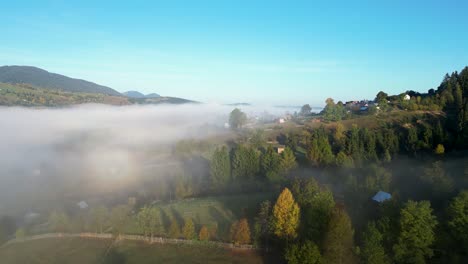 Mañana-Brumosa-Sobre-Un-Pueblo-De-Montaña-En-Otoño