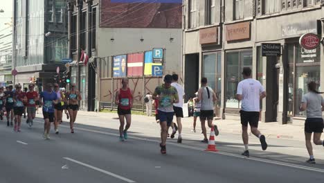 19.-Mai-2024,-Rimi-Riga-Marathon-Lettland:-Marathonläufer-Drängen-Sich-10-Km-Weit,-Vorderansicht