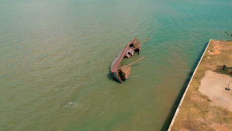 4K-Filmaufnahmen-Einer-Naturdrohnenaufnahme-Einer-Panorama-Luftaufnahme-Eines-Verlassenen-Schiffs-Auf-Der-Insel-Koh-Lanta-In-Krabi,-Südthailand,-An-Einem-Sonnigen-Tag-über-Der-Altstadt-Von-Lanta
