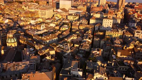 Luftaufnahme-Des-Historischen-Zentrums-Von-Genua-Zur-Goldenen-Stunde-Mit-Sonnenuntergangsbeleuchtung