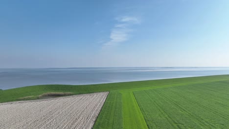 über-Landwirtschaftliche-Felder-Und-In-Richtung-Meer-Fliegen