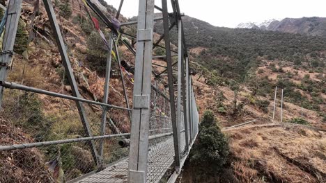 Annäherung-An-Eine-Metallwanderbrücke,-Die-Ein-Tal-Auf-Dem-Langtang-Tal-Trek-Durchquert