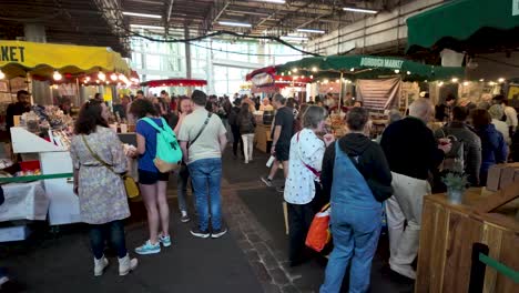 Menschenmassen-Laufen-Durch-Den-Geschäftigen-Borough-Market-In-Southwark,-Vorbei-An-Essensständen