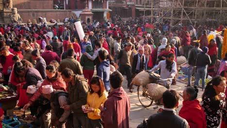 Plano-Amplio-De-La-Concurrida-Plaza-Del-Mercado-En-Bhaktapur,-Valle-De-Katmandú,-Nepal.