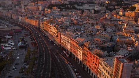 Drohnenansicht-Zur-Goldenen-Stunde-Des-Historischen-Zentrums-Von-Genua-Mit-Belebten-Straßen-Und-Warmem-Licht,-Zeitraffer