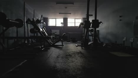 Equipos-De-Gimnasio-Descartados-En-Una-Habitación-Vacía-Abandonada.