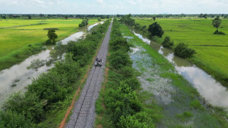 El-Vagón-De-Ferrocarril-De-Bambú-Viaja-A-Lo-Largo-De-La-Línea-En-Un-Día-Nublado.-Seguimiento-De-Drones-Desde-El-Frente.