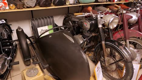 Vintage-Csepel-Motorrad-Und-Beiwagen-In-Ungarischen-Museumsausstellung