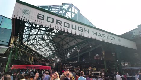 Borough-Market-In-Southwark-An-Einem-Sonnigen-Morgen-Mit-Menschenmassen-Vorbei