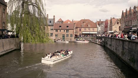 People-Waiting-In-Line-For-Famous-Dijver-Canal-Tour-In-Bruges,-Belgium