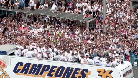 Miles-De-Aficionados-Se-Reúnen-En-La-Plaza-De-Cibeles-Mientras-Los-Jugadores-Del-Real-Madrid-Viajan-En-Autobús-Para-Celebrar-La-Victoria-Del-36º-Título-De-La-Liga-Española-De-Fútbol,-El-Campeonato-De-La-Liga.