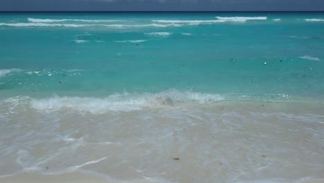 waves-of-turquoise-sea-in-Cancun,-Mexico