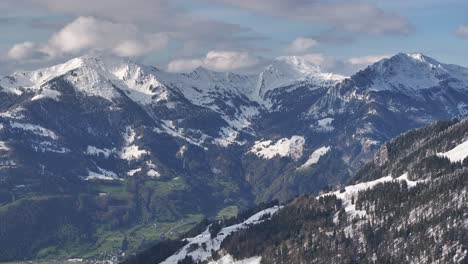 Eine-Drohne-Hat-Eine-Weite-Aufnahme-Der-Wunderschönen-Schneebedeckten-Berge-Von-Glarus,-Schweiz,-Gemacht