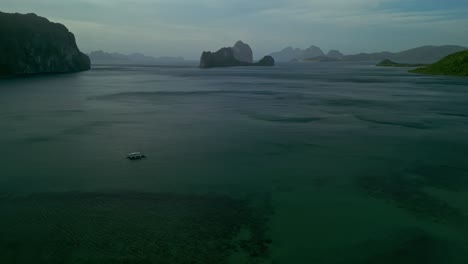 Islas-Verdes-Montañosas,-Barcos-Y-Aguas-Coloridas-En-Filipinas,-Antena-Amplia-Hacia-Adelante