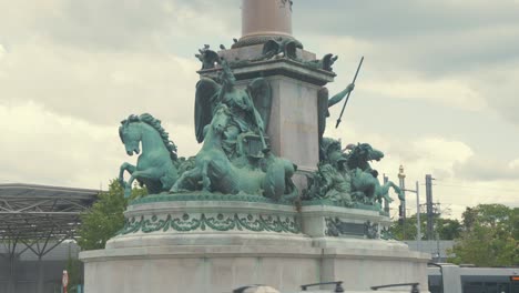 Tegetthoff-Statue,-Praterstern,-Wien,-Mittlere-Aufnahme,-Handkamera