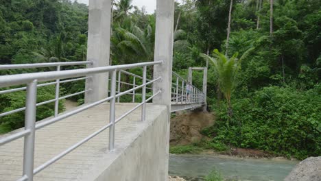 Touristin-überquert-Brücke-über-Regenwaldfluss-Auf-Den-Philippinen